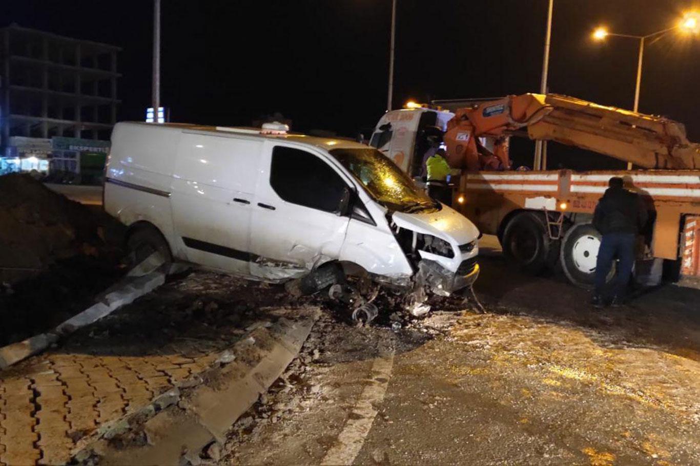 Mardin'de banka para nakil aracı kaza yaptı: Bir yaralı Mardin'de banka para nakil aracı kaza yaptı: Bir yaralı